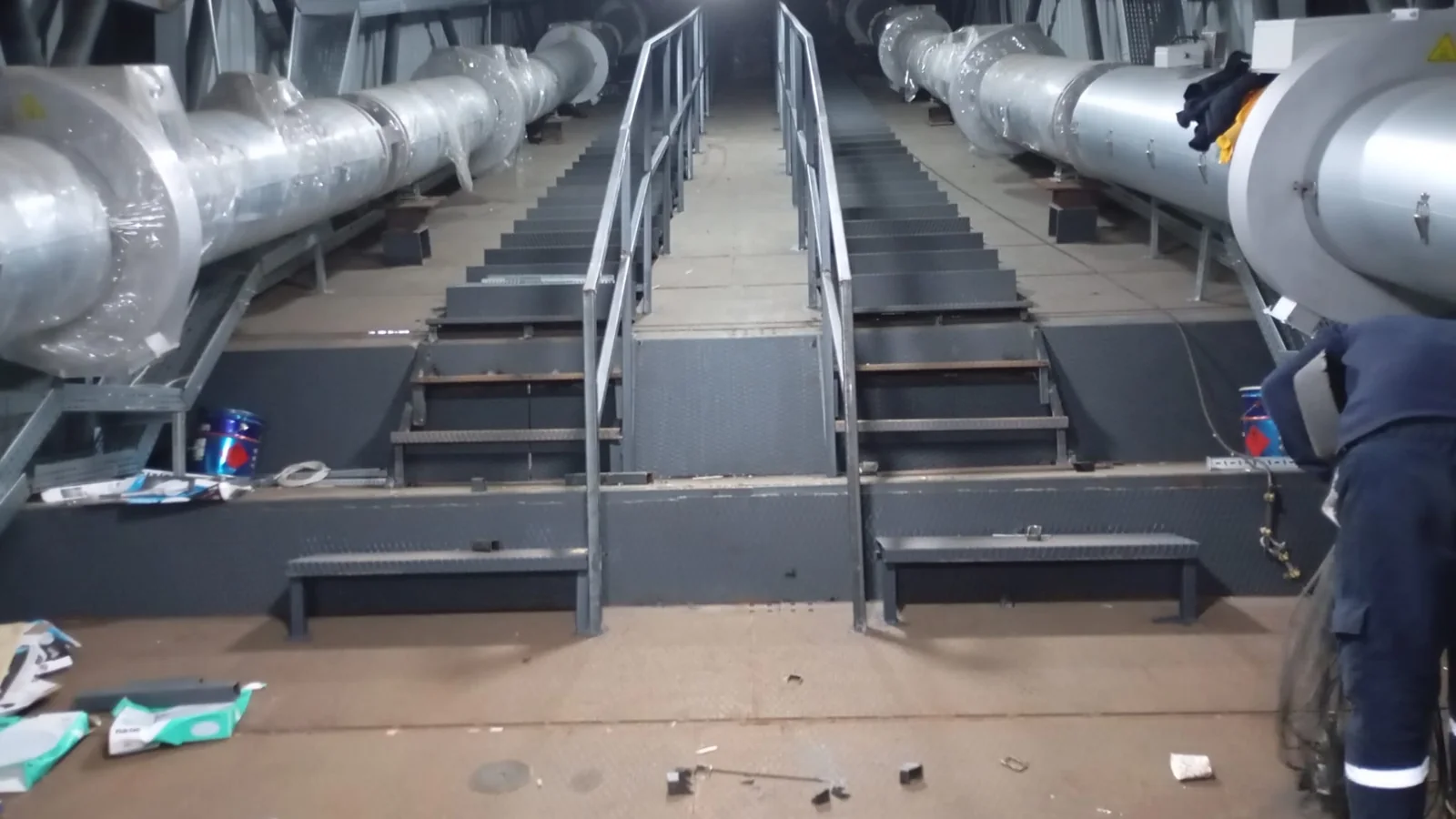 Endüstriyel tesiste çelik merdiven ve erişim platformu